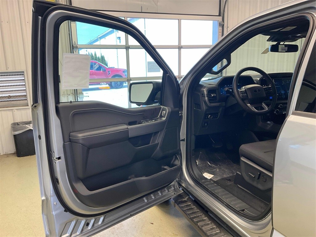 2025 Ford F-150 XLT photo 2