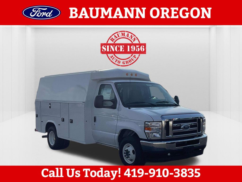 2025 Ford E-Series Chassis E-350 SD Cutaway SB DRW RWD
