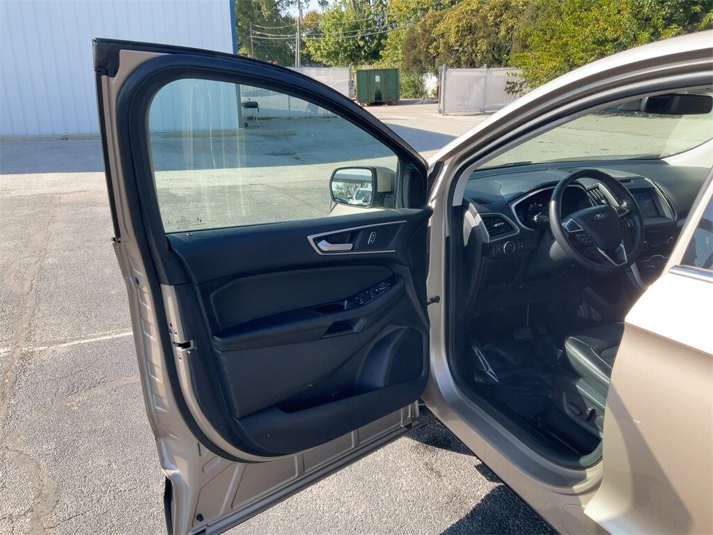 2020 Ford Edge SEL photo 2