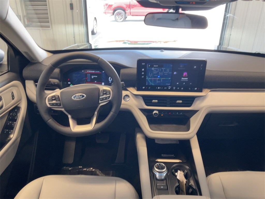 2025 Ford Explorer photo 2