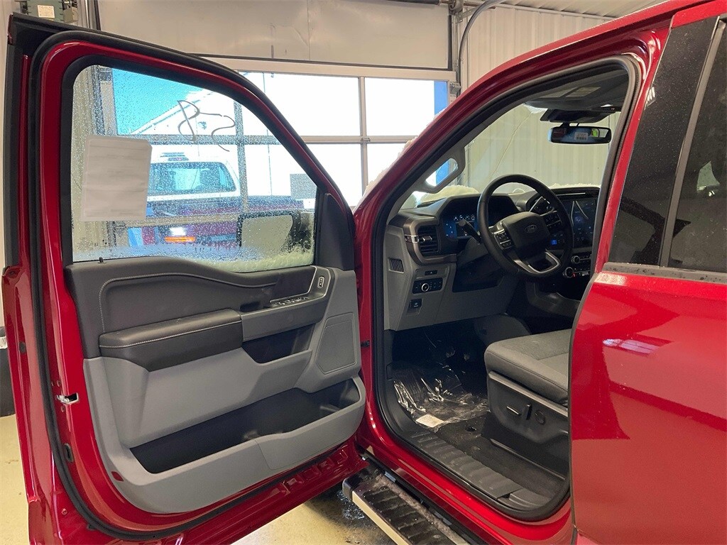 2025 Ford F-150 XLT photo 2