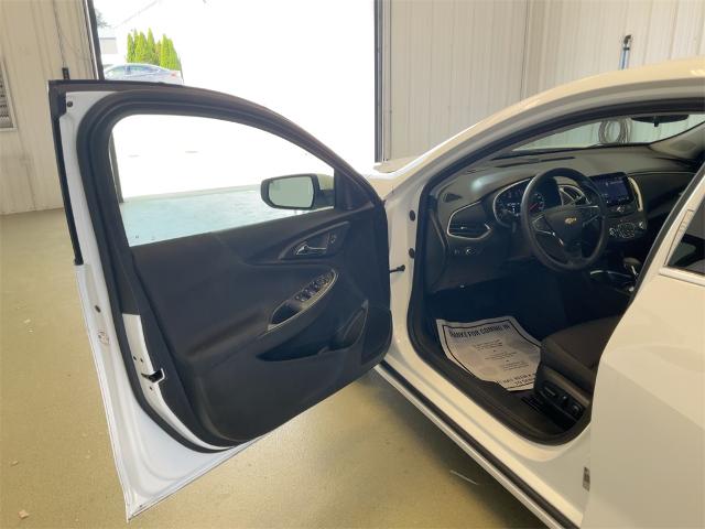 2023 Chevrolet Malibu 1LT photo 2