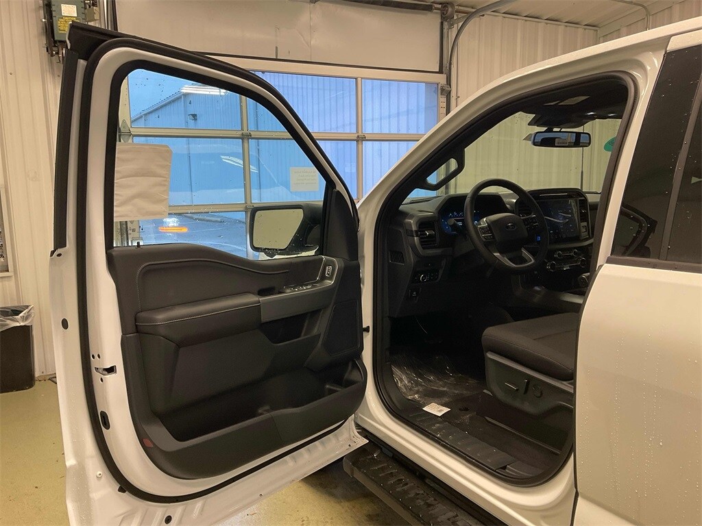 2025 Ford F-150 XLT photo 2