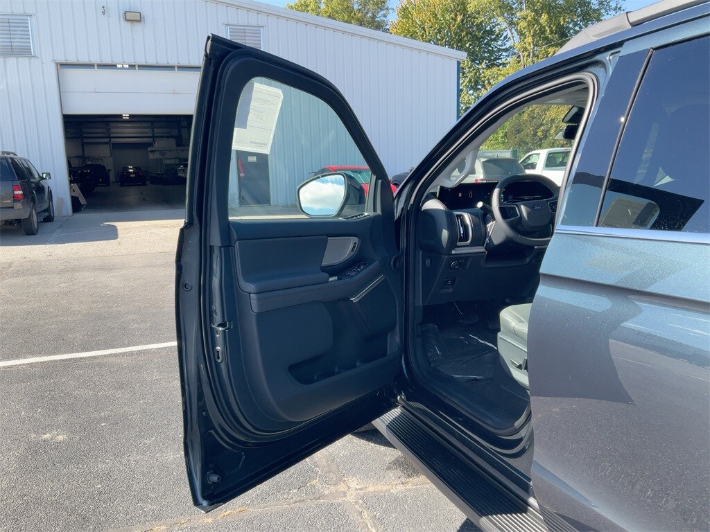 2025 Ford Expedition photo 2