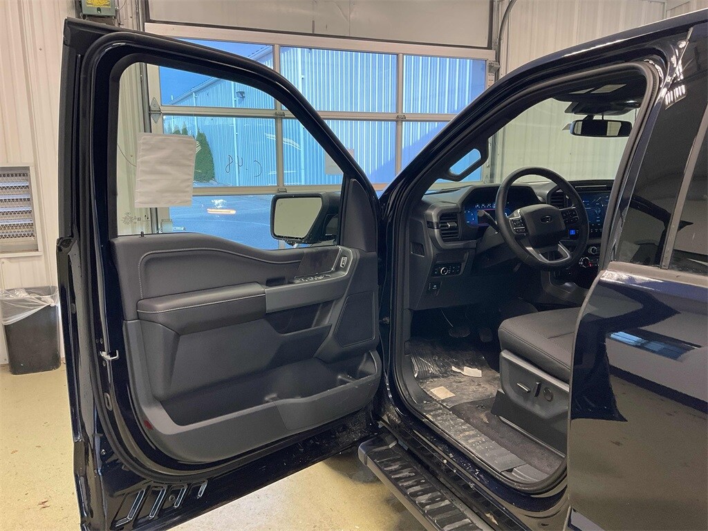 2025 Ford F-150 XLT photo 2
