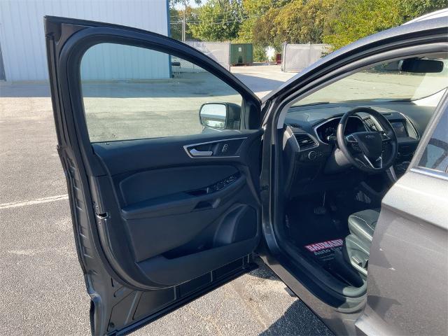 2020 Ford Edge SEL photo 2