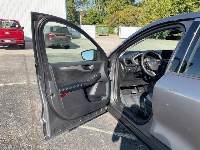 2022 Ford Escape SE photo 2
