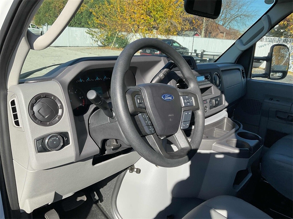 2025 Ford E-450 Cutaway photo 2