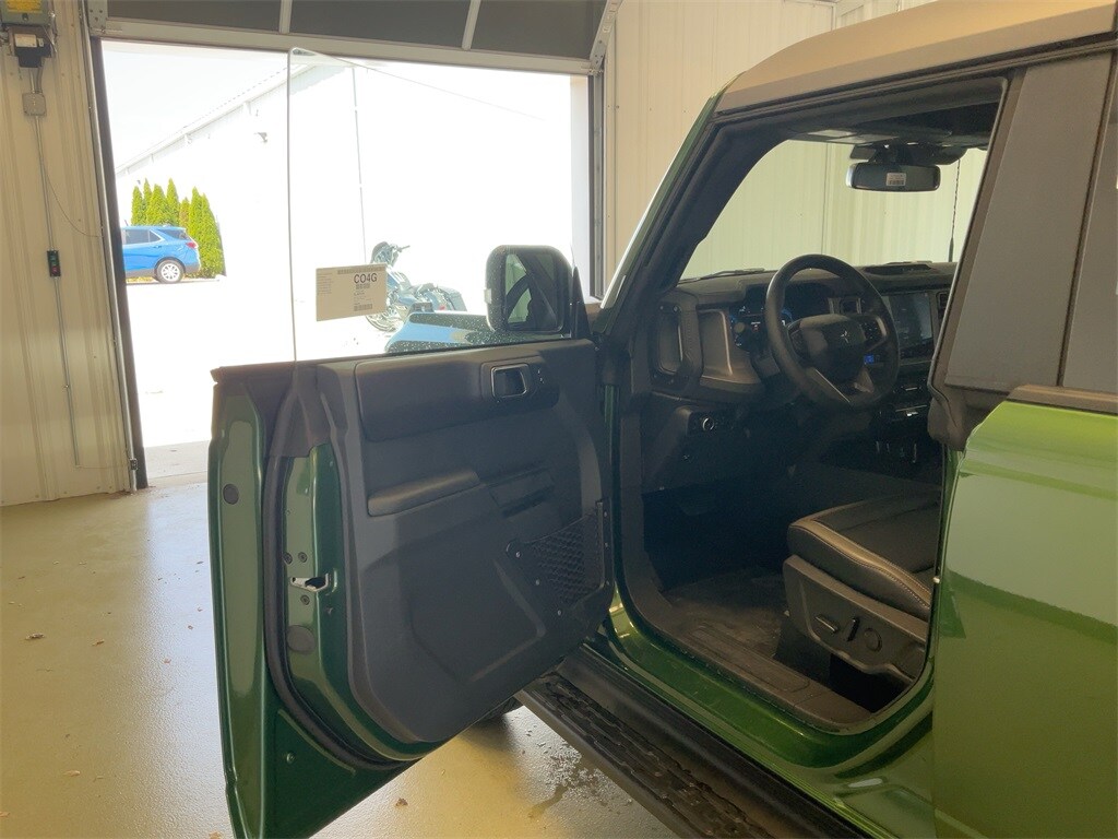 2025 Ford Bronco Outer Banks photo 2