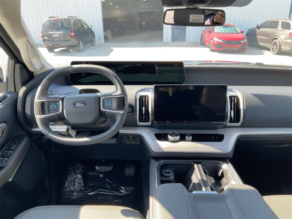 2025 Ford Expedition photo 3