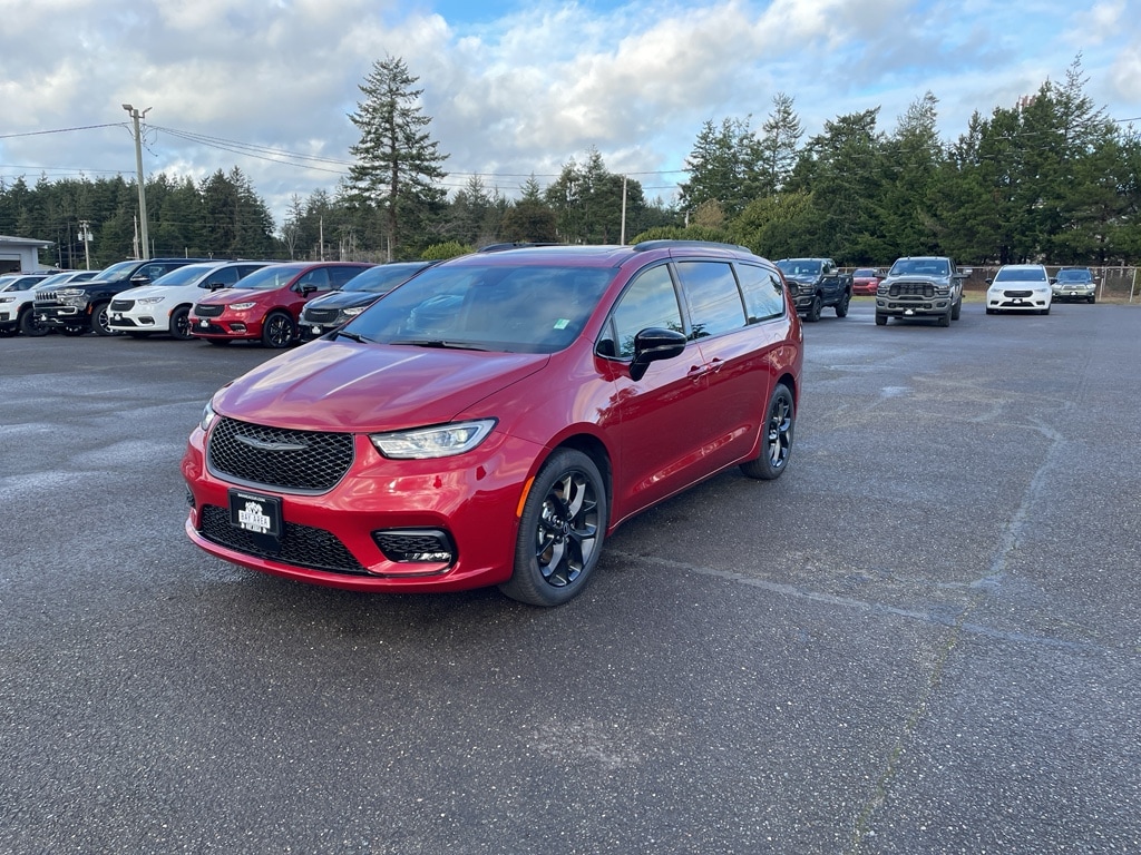 2026 Chrysler Pacifica Select's photo