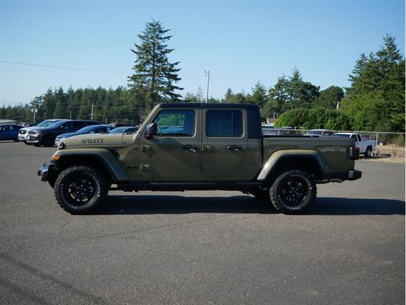 2025 Jeep Gladiator Willys photo 2
