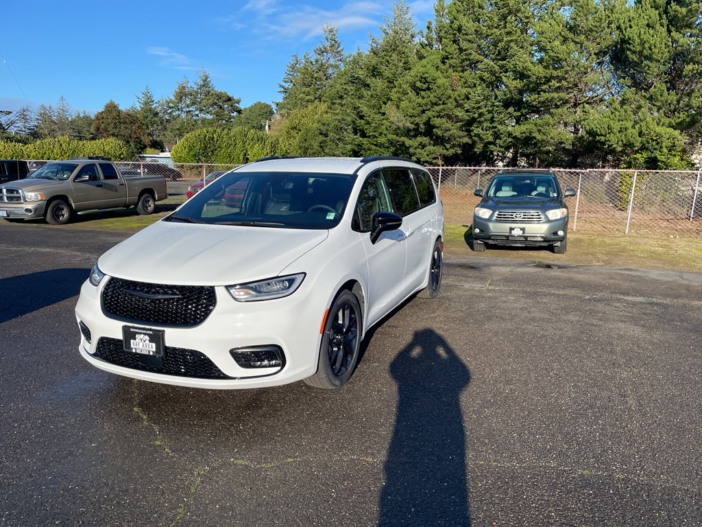 2026 Chrysler Pacifica Select's photo