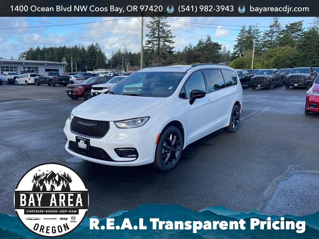 2026 Chrysler Pacifica Select AWD's photo
