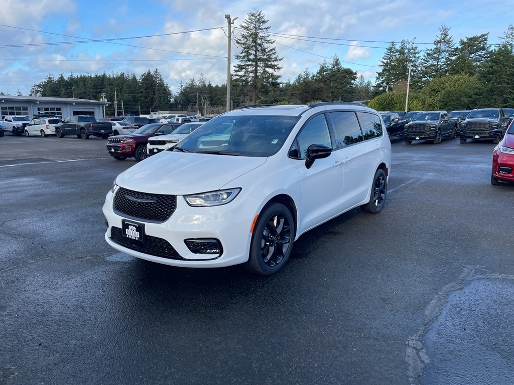 2026 Chrysler Pacifica Select's photo