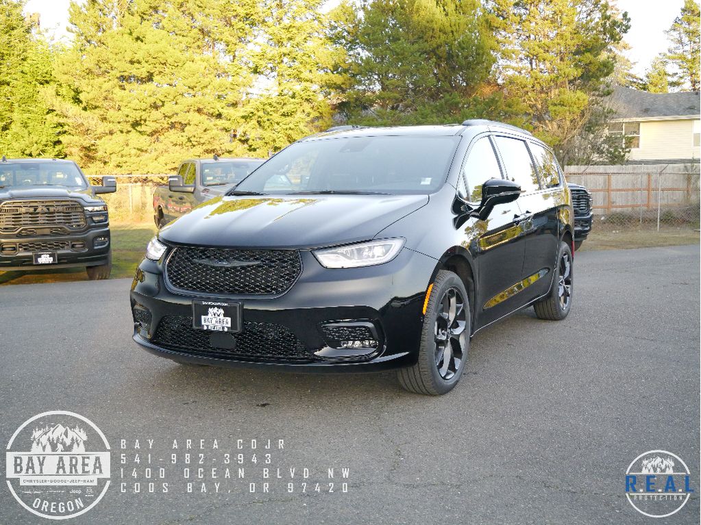 2026 Chrysler Pacifica Select's photo
