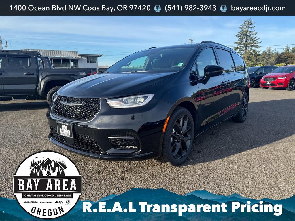 2026 Chrysler Pacifica Select's photo