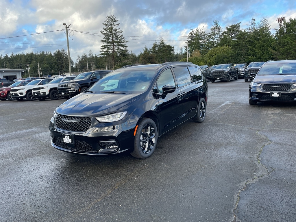 2026 Chrysler Pacifica Select's photo
