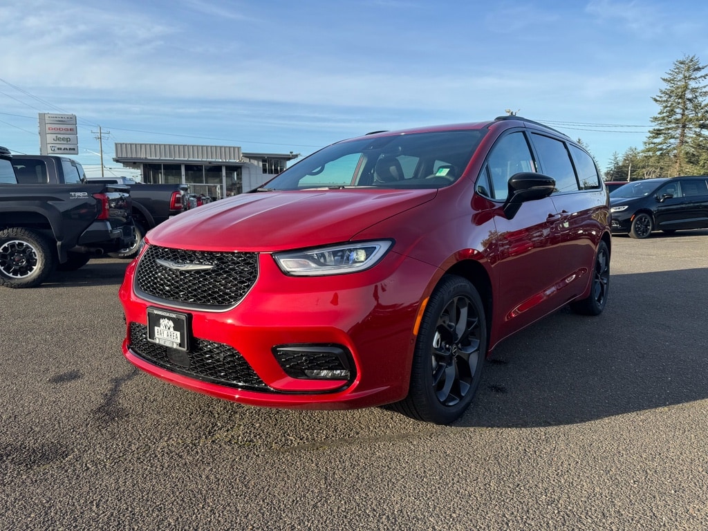 2026 Chrysler Pacifica Select's photo