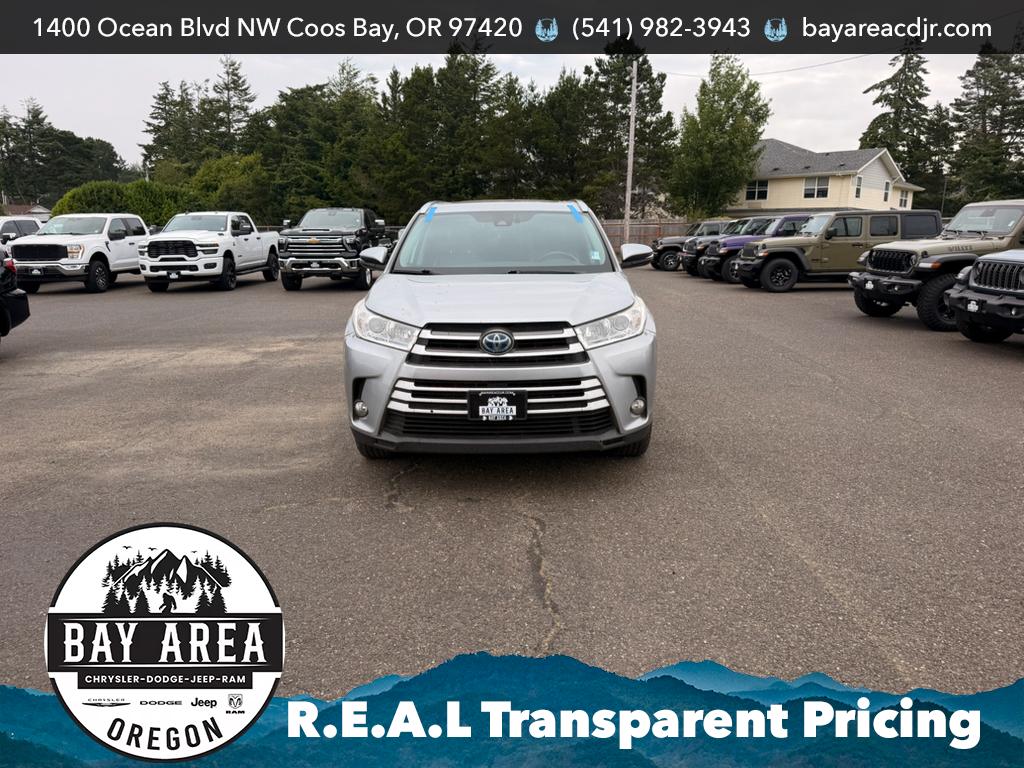Used 2018 Toyota Highlander XLE with VIN 5TDJGRFH2JS047207 for sale in Coos Bay, OR