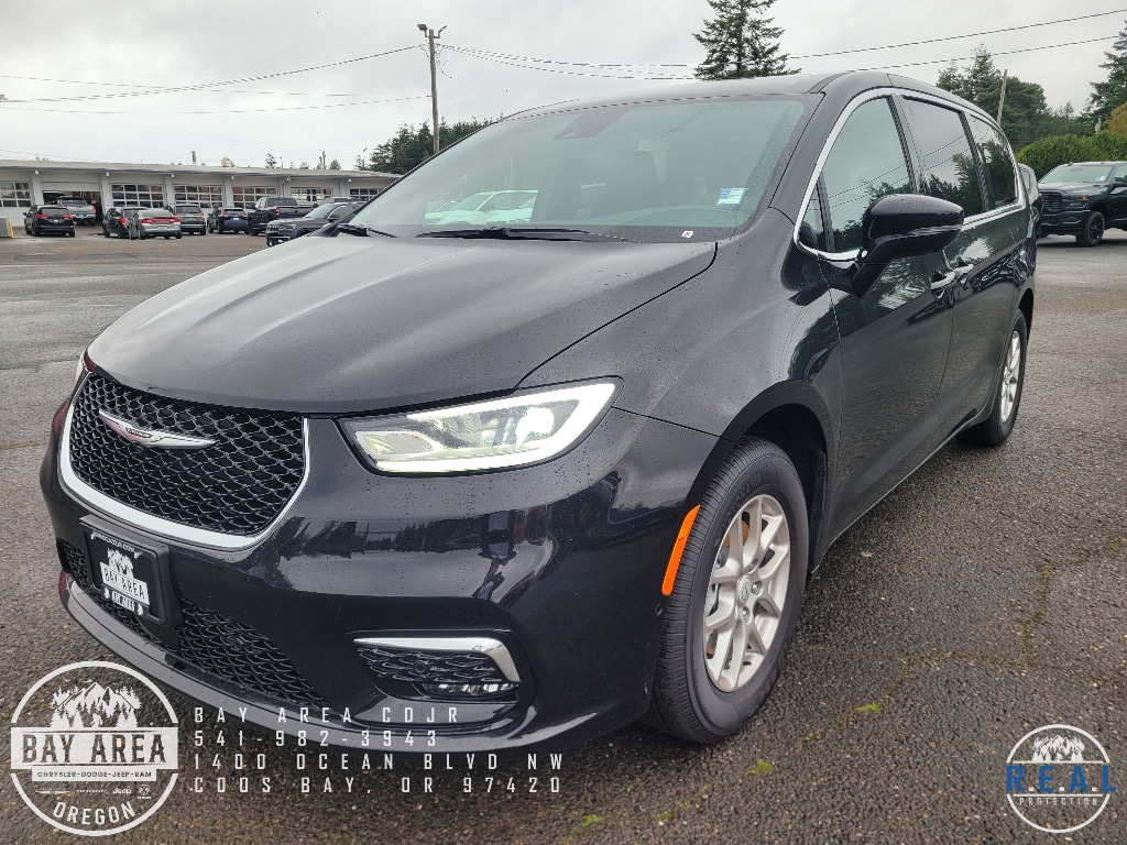 2026 Chrysler Pacifica Select's photo