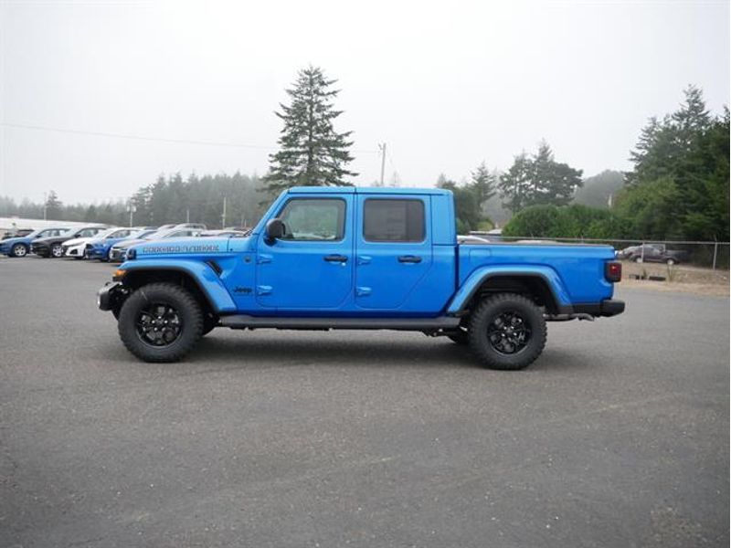 2025 Jeep Gladiator Sport photo 2