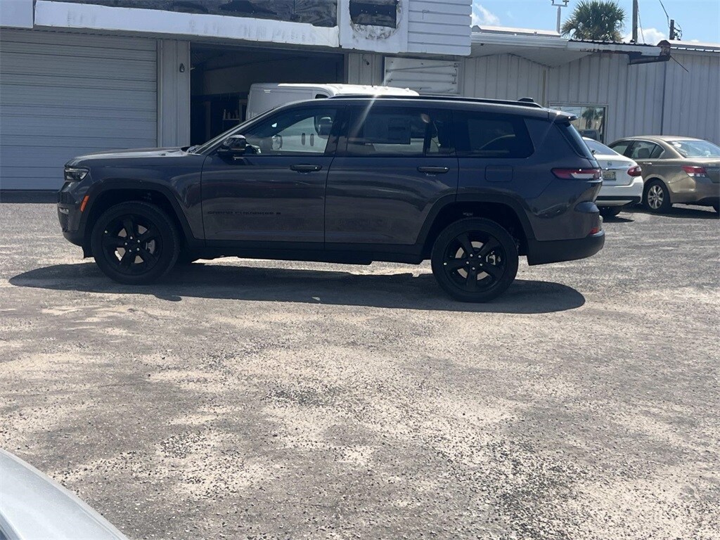 2025 Jeep Grand Cherokee Limited photo 2