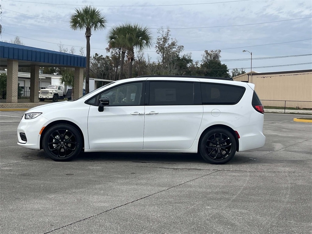 New 2026 Chrysler Pacifica LIMITED Passenger Van