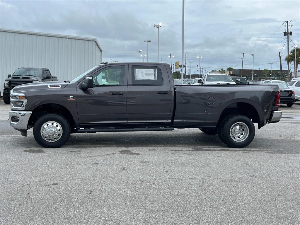 2025 Ram 3500 Tradesman photo 2