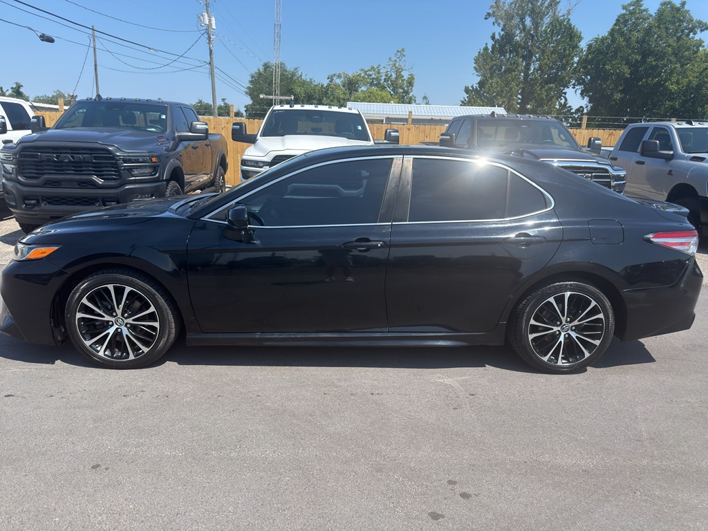 Used 2019 Toyota Camry SE Sedan