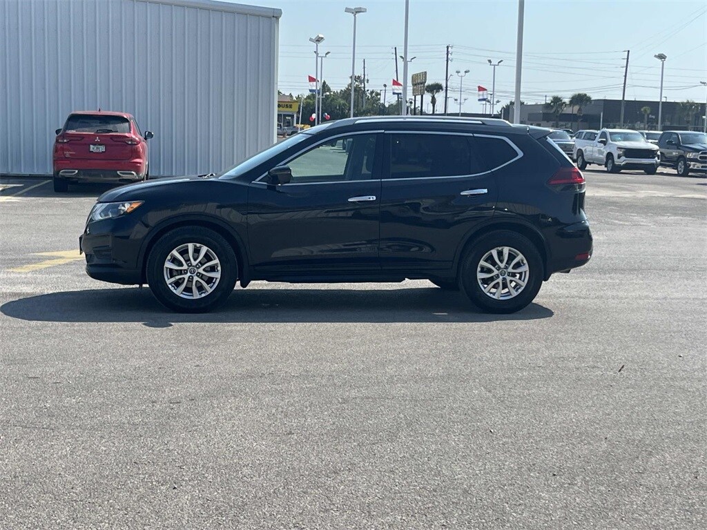 2017 Nissan Rogue SV photo 2