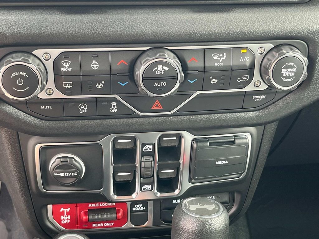 2025 Jeep Wrangler 4-Door Willys - Photo 25