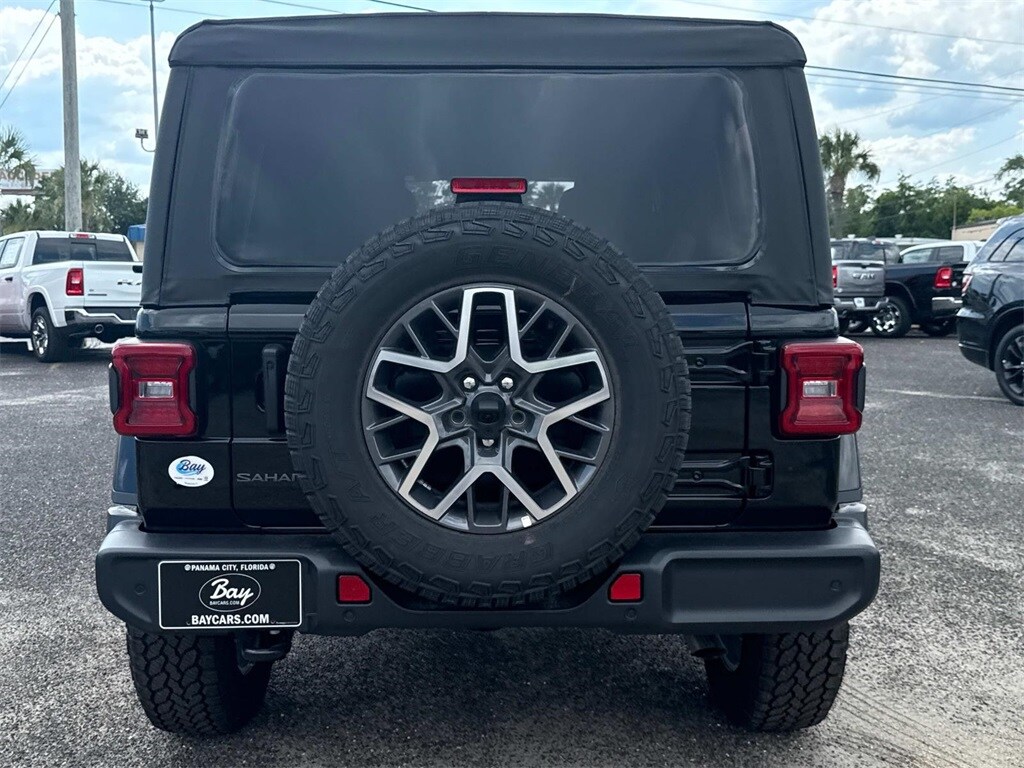 2025 Jeep Wrangler Sahara photo 4