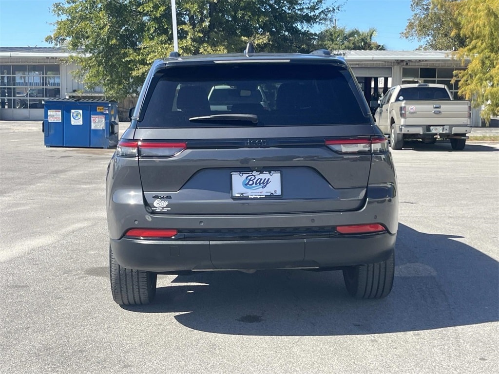 Used 2023 Jeep Grand Cherokee Laredo SUV