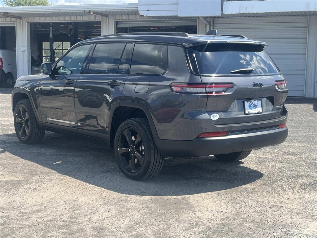 2025 Jeep Grand Cherokee Limited photo 3