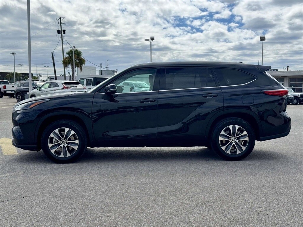 2022 Toyota Highlander XLE photo 2