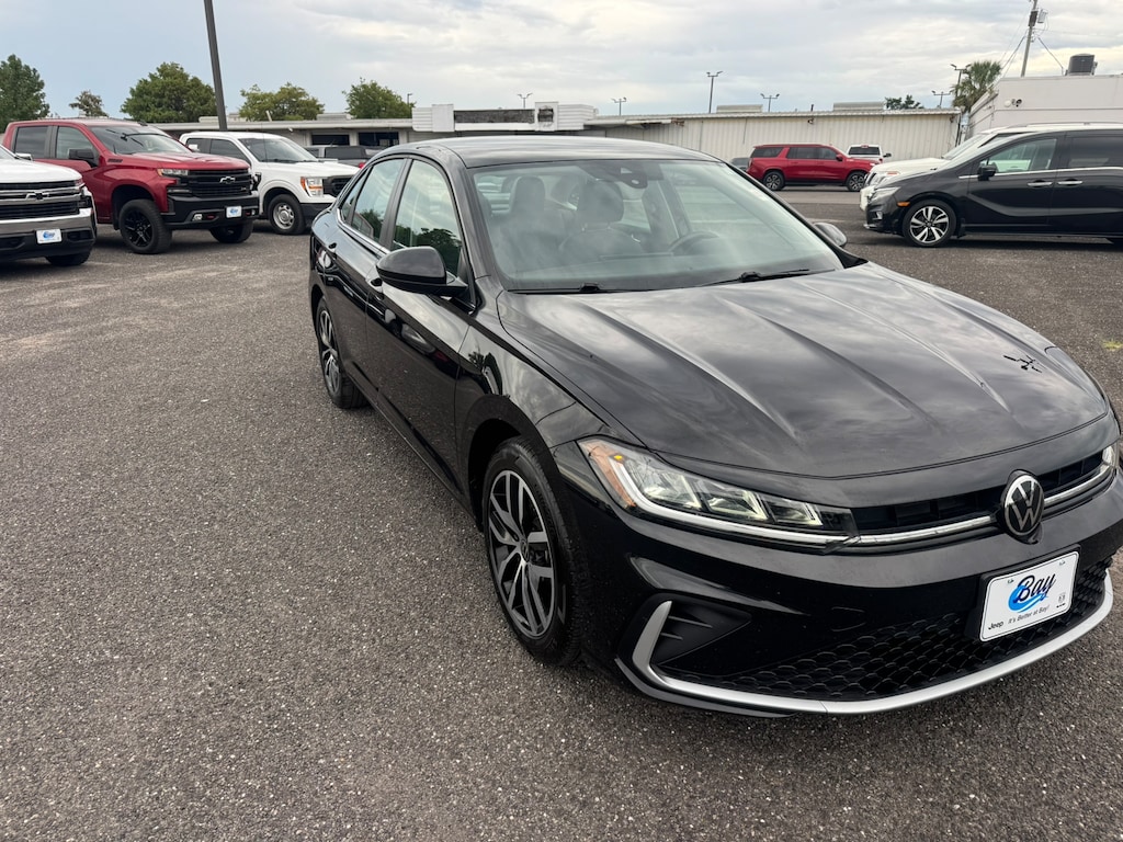 Used 2025 Volkswagen Jetta SE Sedan