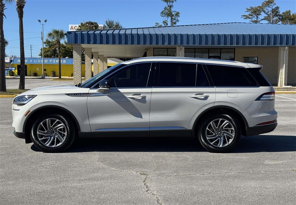 2023 Lincoln Aviator Standard photo 2