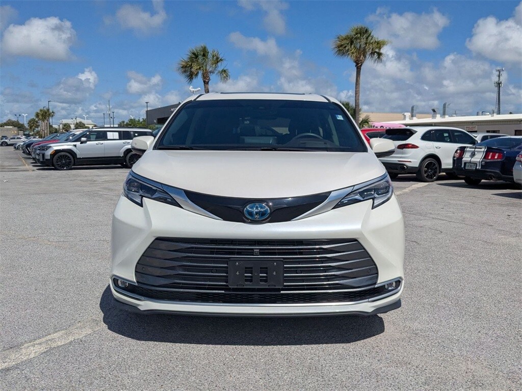 2021 Toyota Sienna Platinum photo 2