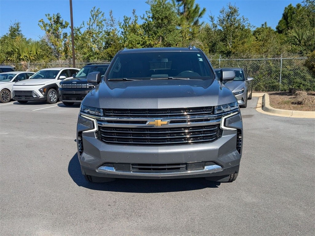 2022 Chevrolet Suburban LT photo 2