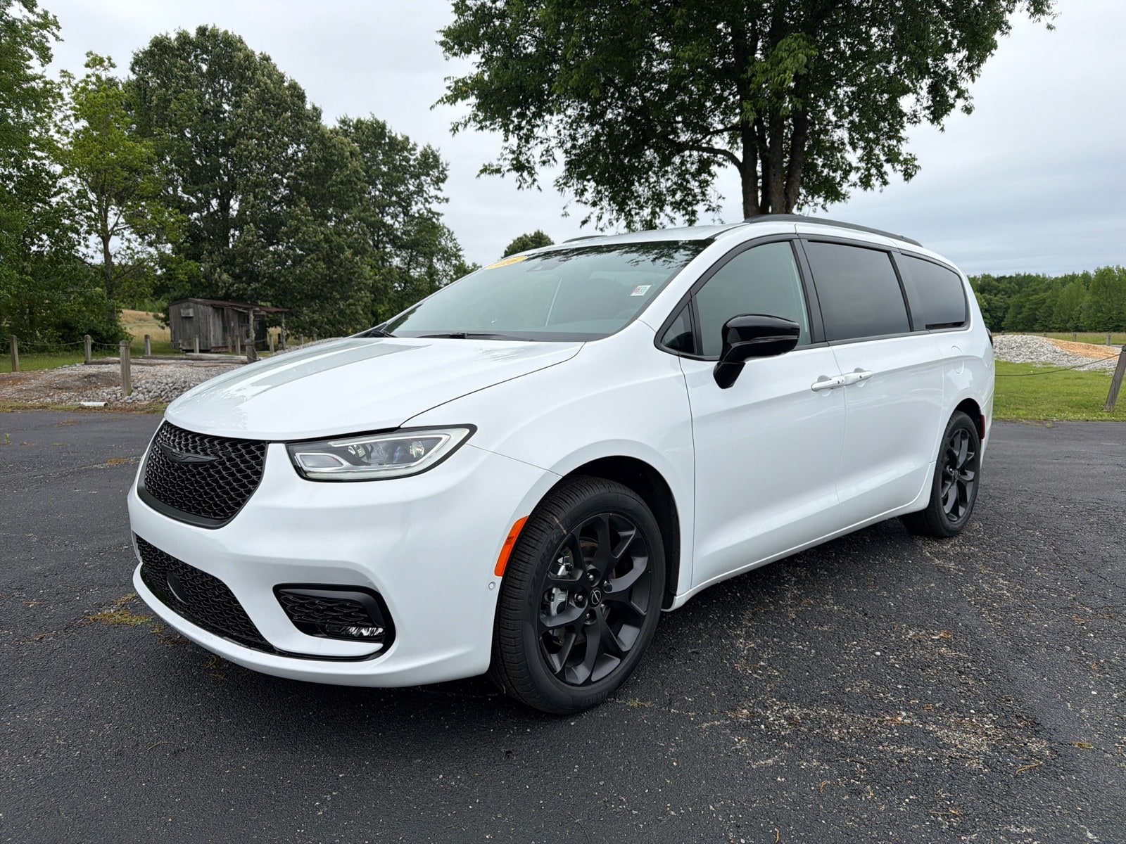 2026 Chrysler Pacifica Select's photo