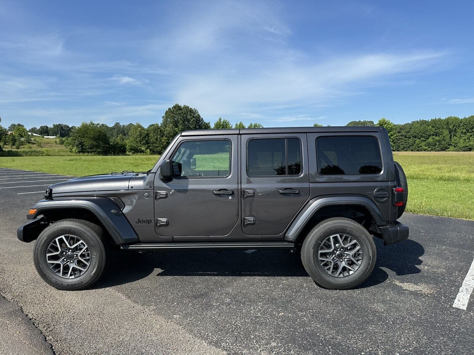 2025 Jeep Wrangler Sahara photo 4