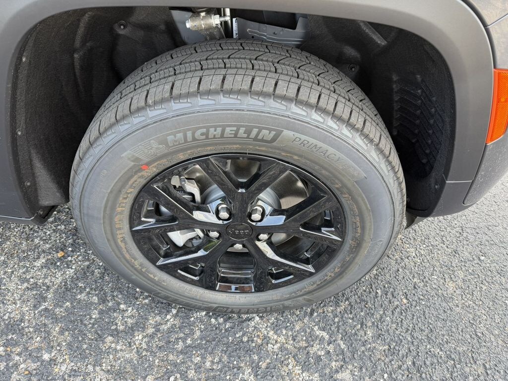 New 2026 Jeep Grand Cherokee L Laredo Sport Utility