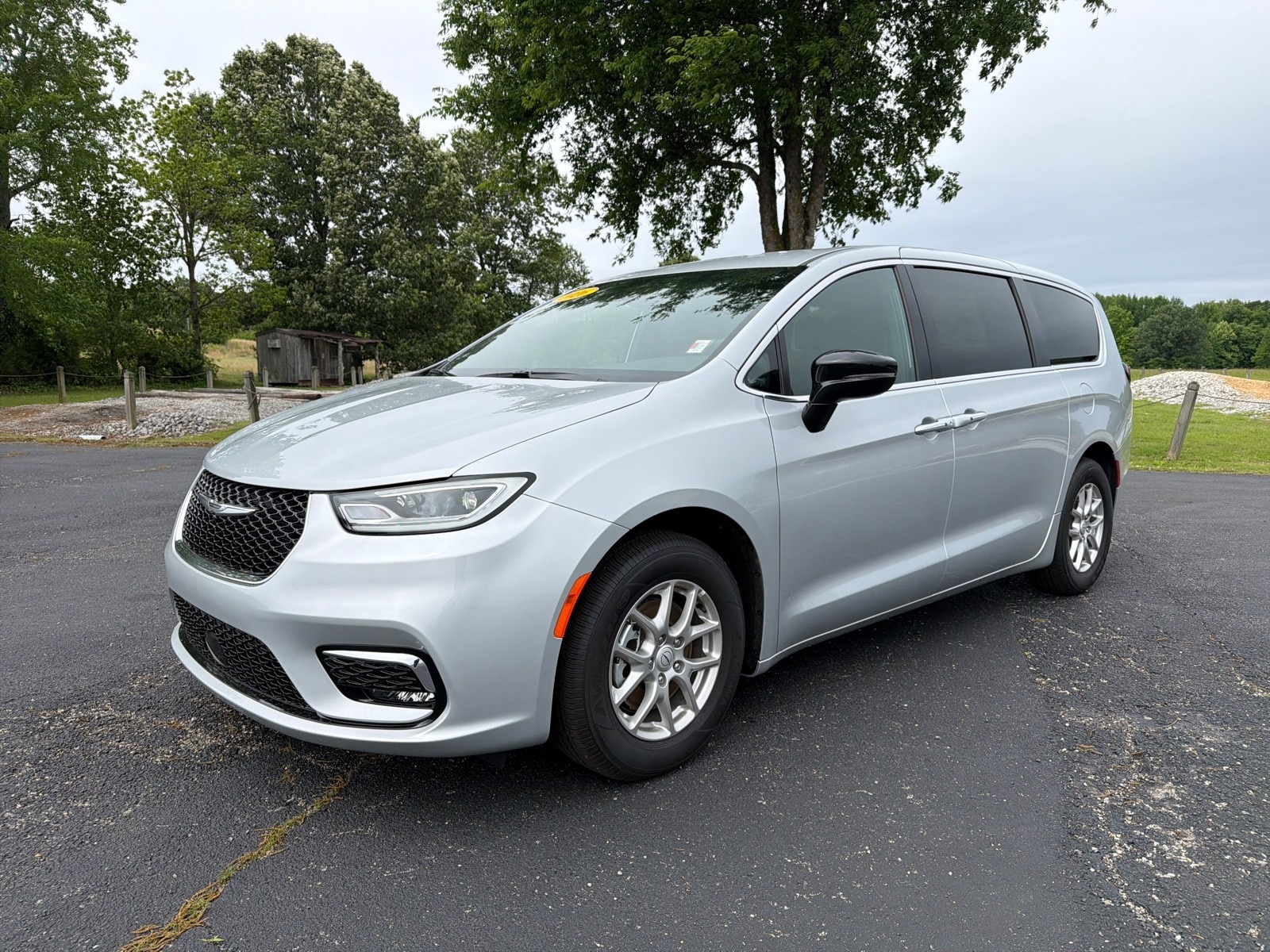 2026 Chrysler Pacifica Select's photo