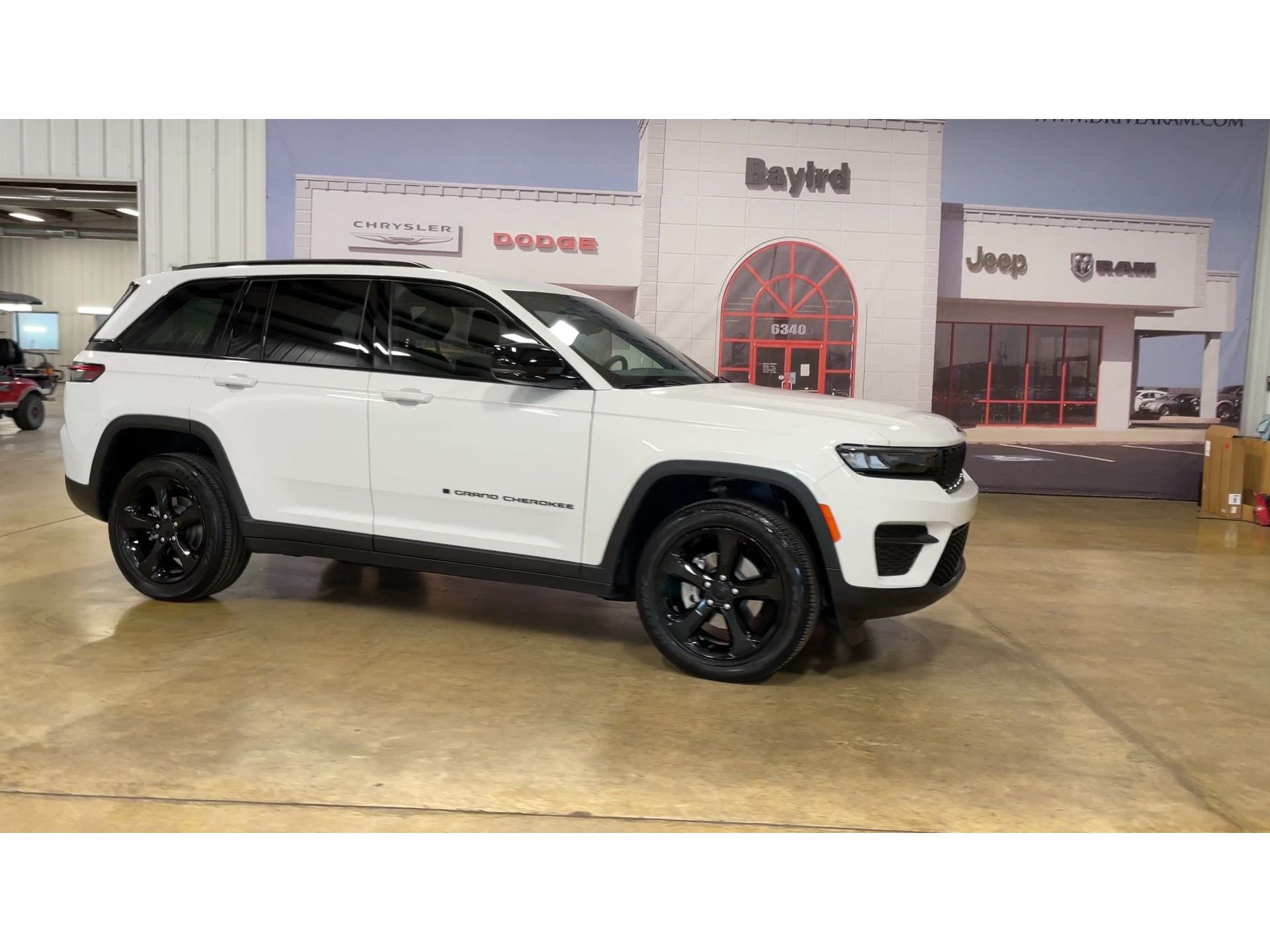 Used 2023 Jeep Grand Cherokee Laredo SUV