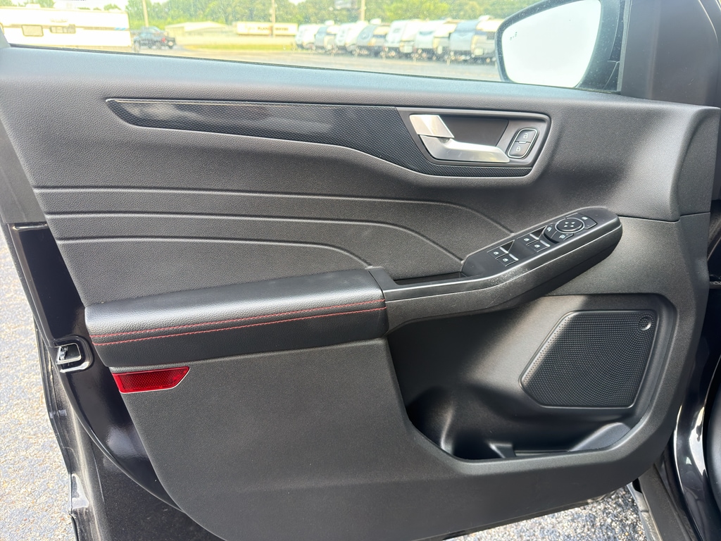2025 Ford Escape ST-Line Select - Photo 14
