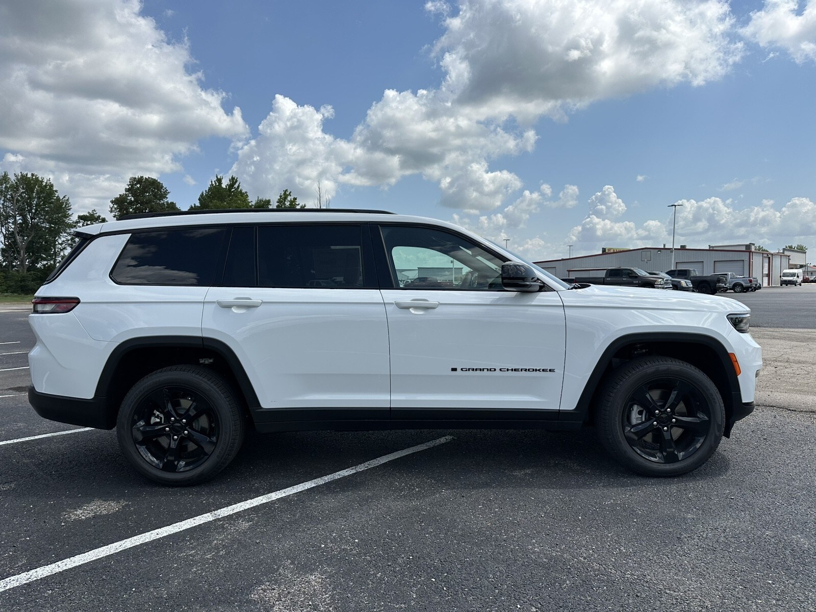 2025 Jeep Grand Cherokee Limited photo 2