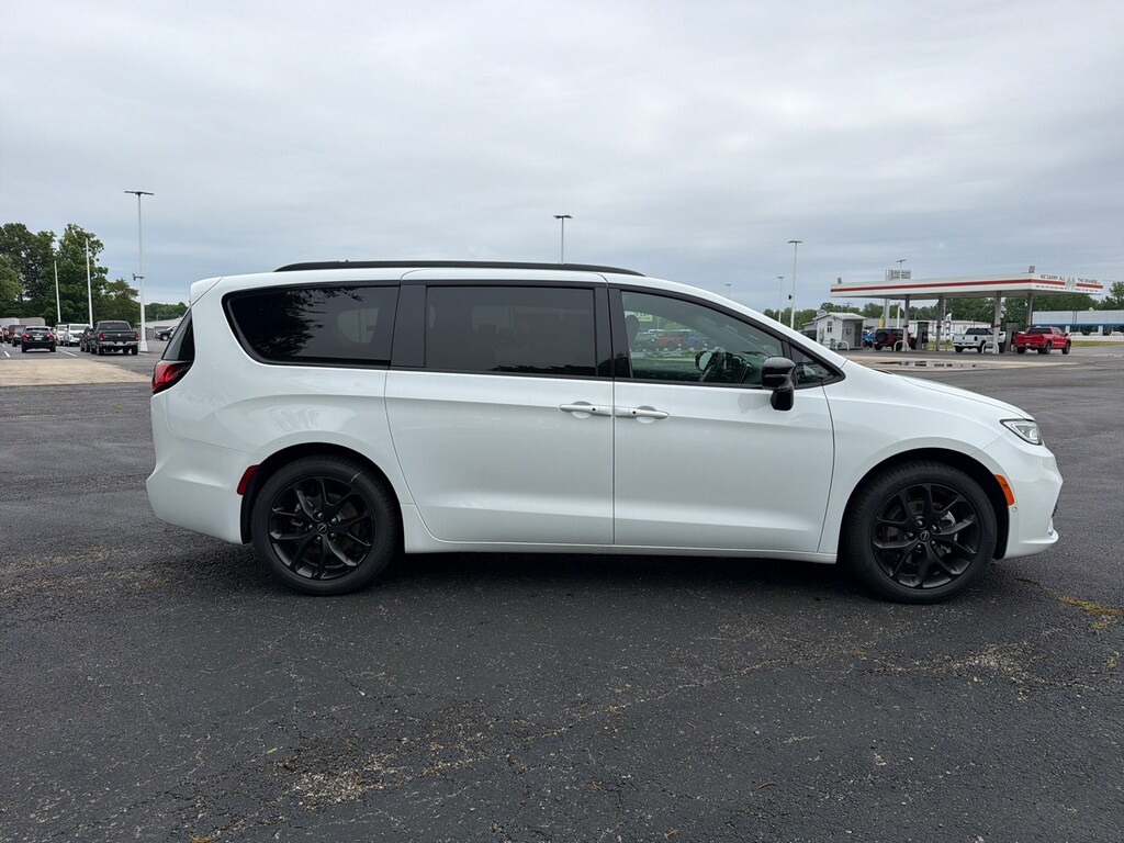 New 2026 Chrysler Pacifica SELECT Passenger Van
