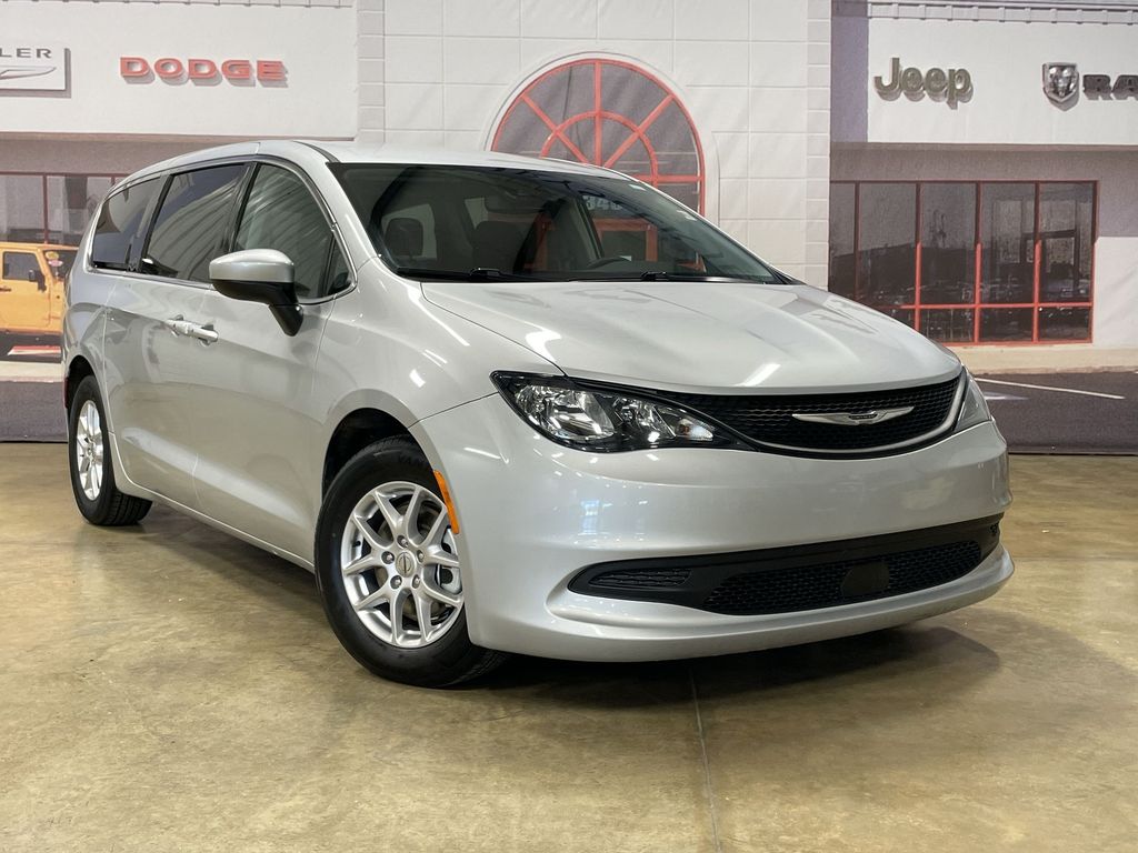 2023 Chrysler Voyager LX's photo