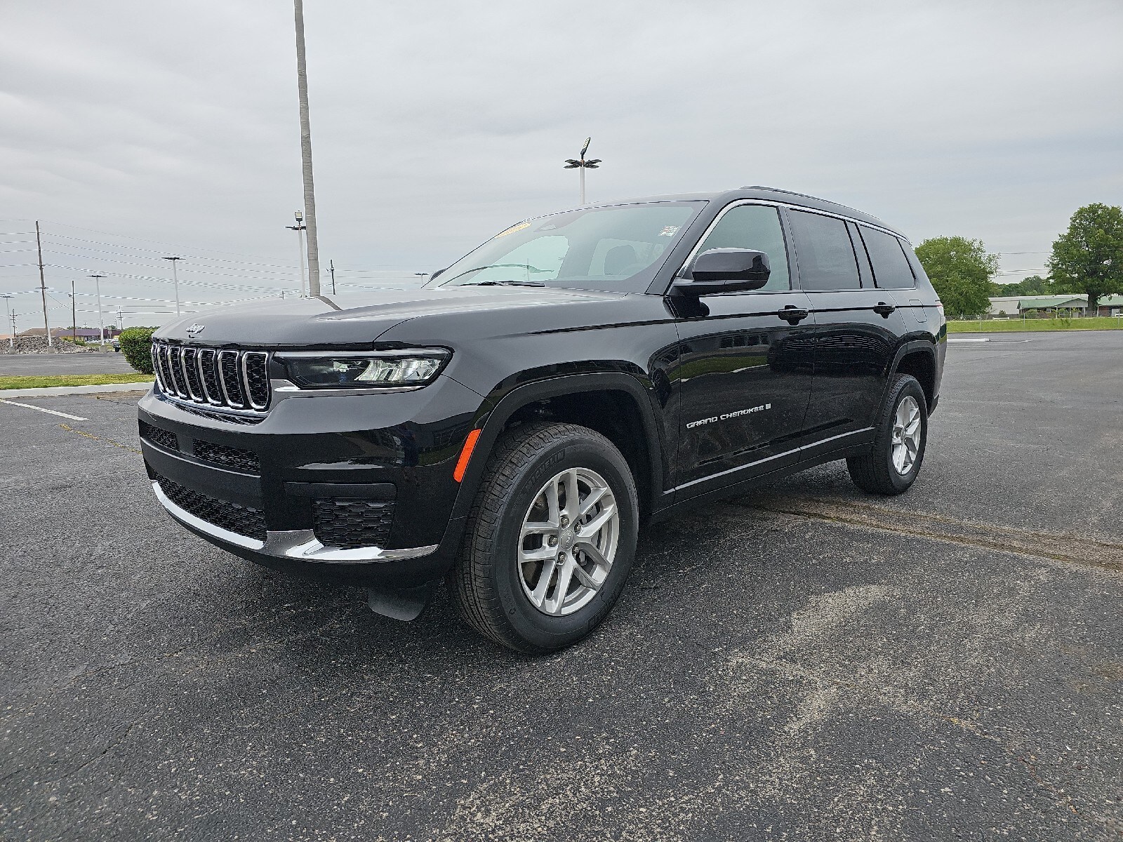 2025 Jeep Grand Cherokee Laredo photo 2